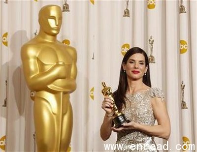 Best actress winner Sandra Bullock for the film \The Blind Side,\ displays her Oscar at the 82nd Academy Awards in Hollywood March 7, 2010.