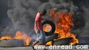 Protesters blocked Maputo's roads with burning tyres