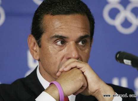 Los Angeles Mayor Antonio Villaraigosa has agreed to pay a fine of $42,000 for accepting free tickets to shows and sports events such as Lakers games.