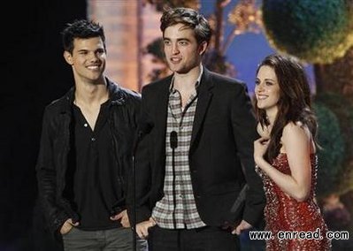 Taylor Lautner (L), Robert Pattinson and Kristen Stewart introduce a clip from 'The Twilight Saga: Breaking Dawn' at the 2011 MTV Movie Awardsin Los Angeles, June 5, 2011.