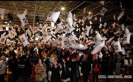 Hundreds of Chinese gathered to blow off stress in Shanghai, staging a massive pillow battle.