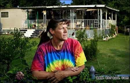 She stands alone: Della Busby and her husband Tim are the only people left in Treece, Kansas.
