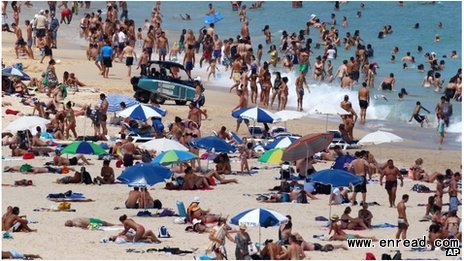 Thousands of people have been escaping the heat on Sydney\s Bondi Beach