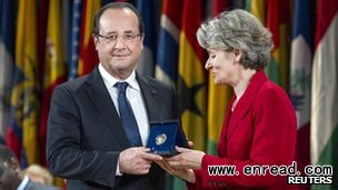 President Hollande received the peace prize from Unesco Director-General Irina Bokova