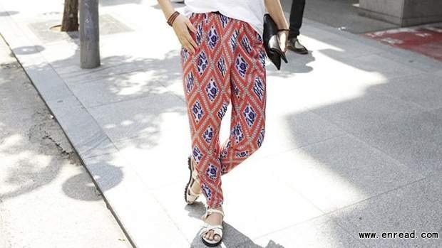 Thin, light and wildly patterned \refrigerator pants,\ which are what all the girls in Seoul and Busan are wearing this summer.