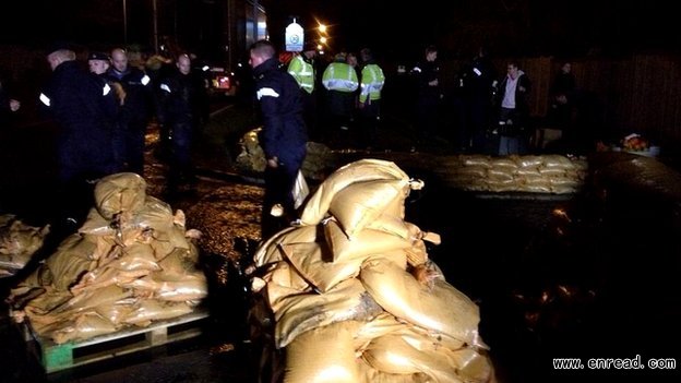 Royal Navy engineers from HMS Sultan, Gosport, were called in to build sandbag walls in Datchet