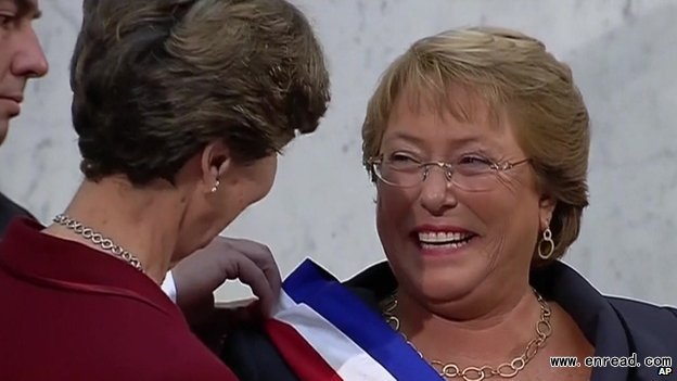 Michelle Bachelet received the presidential sash from Senate President Isabel Allende
