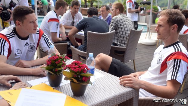 Midfielder Julian Draxler (l) and <a href=