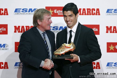 Urguayan striker Luis Suarez (R) receives from hands of former Liverpool striker Kenny Dalglish (L) the European Golden Shoe for the leading scoring in Europe, for his 31 goals with Liverpool last season during an act held in Barcelona, Catalonia, Spain on 15 October 2014.