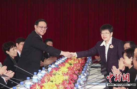 Zheng Lizhong (left), executive <a href=