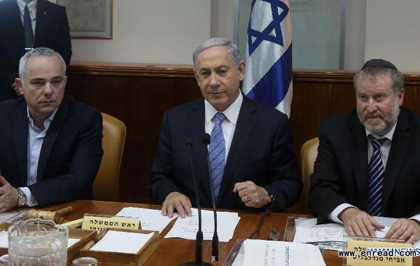 Israeli Prime Minister Benjamin Netanyahu (C) gestures during the weekly cabinet meeting in his office in Jerusalem, on Jan. 4, 2015.