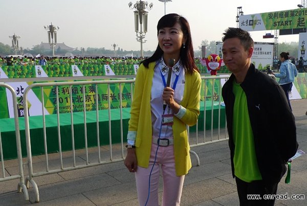 A reporter interviews Yang Wei (right), gold medal winner in the individual all-around and the team final of <a href=