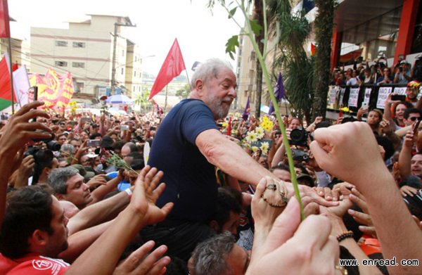 巴西前总统卢拉向警方自首