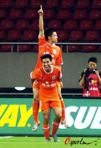 体育英语|Striker sets record as Luneng return to TOP